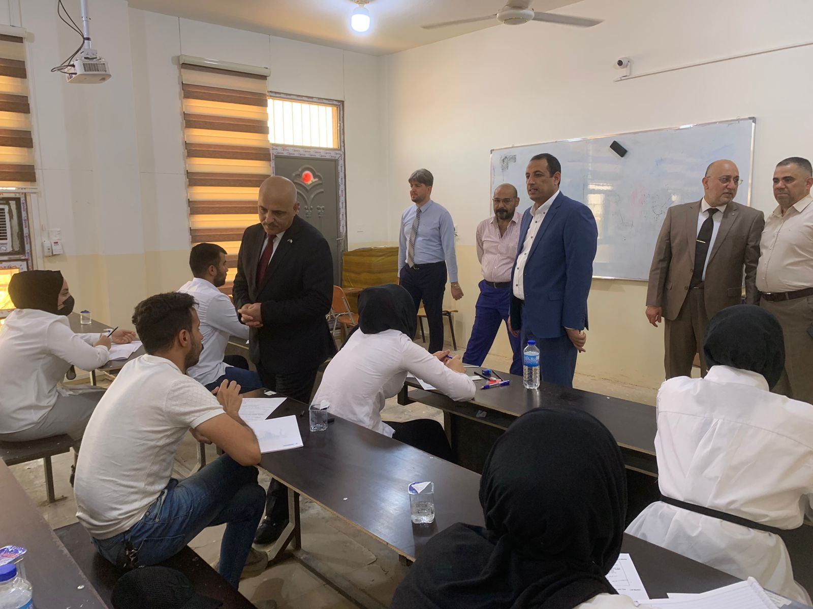 مساعد رئيس الجامعة للشؤون العلمية يتفقد سير الامتحانات في كلية علوم الحاسوب وتكنولوجيا المعلومات