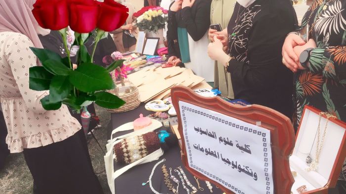 مشاركة تدريسيات كليتنا في البازار الخيري الذي أقيم على هامش احتفلا جامعتنا بيوم المرأة العالمي.
