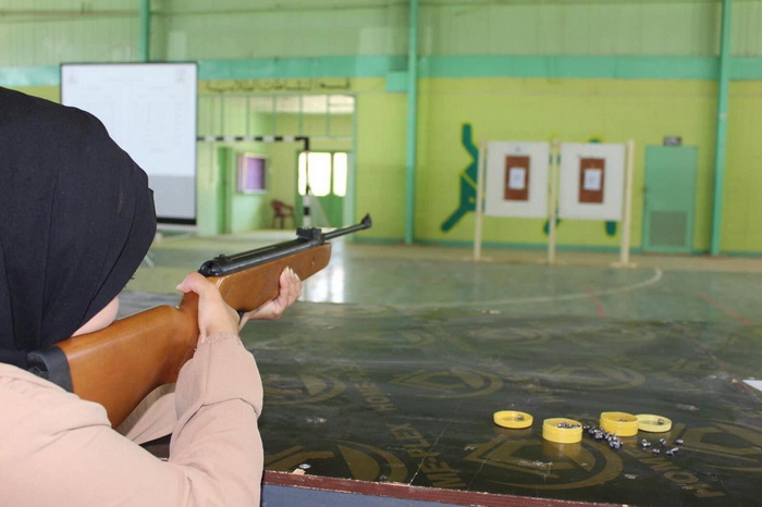 مشاركة طالبات كليتنا في فعالية الرماية بالبندقية الهوائية.