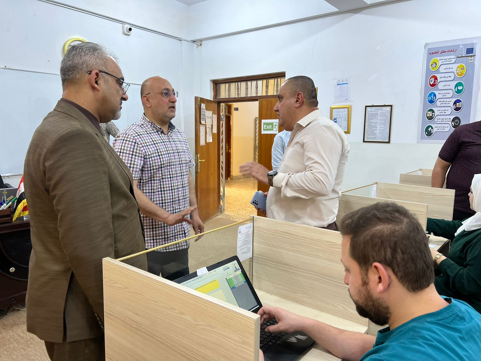 إجراء الإمتحان التنافسي التجريبي للمتقدمين في كليتنا للدراسات العليا 2023-2024