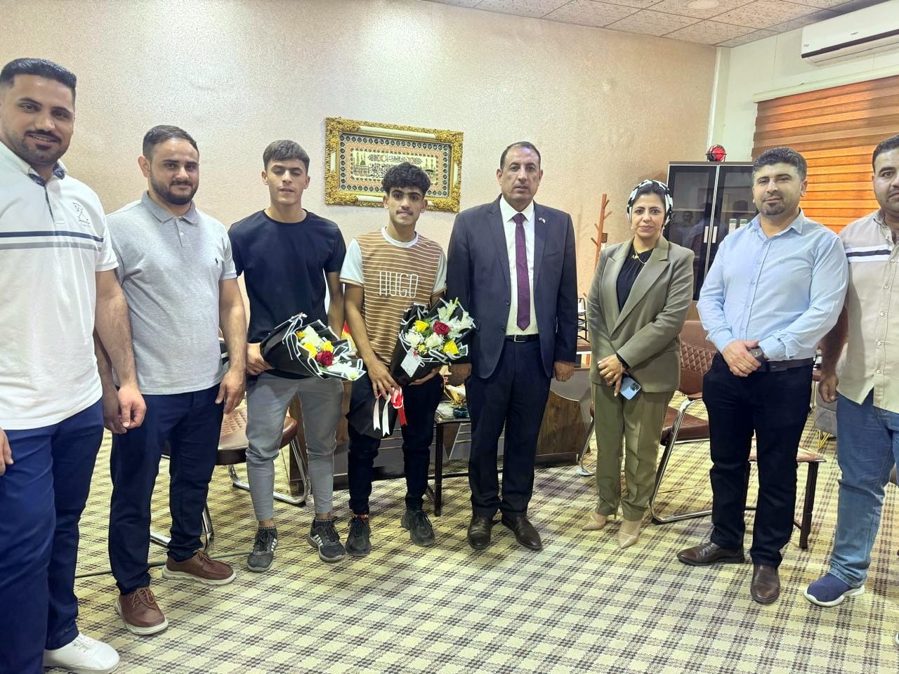 عمادة الكلية تكرم عمال الخدمة بمناسبة نجاحهم من الخامس الإعدادي