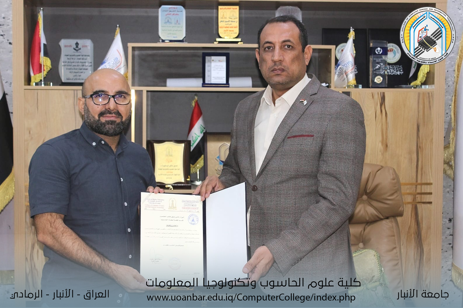 عميد الكلية يمنح كتاب شكر وتقدير للأستاذ الدكتور علي مكي صغير