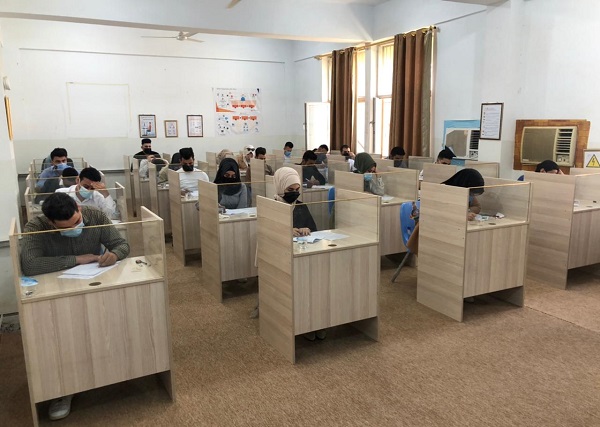طلبة كلية علوم الحاسوب وتكنولوجيا المعلومات يباشرون بالامتحانات الحضورية