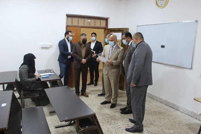 مساعد رئيس الجامعة يتفقد امتحانات طلبة الدراسات العليا